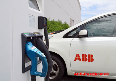 auto aziendale elettrica in ricarica con colonnina ABB