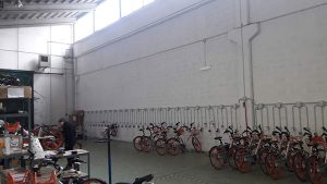 magazzino bici elettriche in ricarica grazie ad impianto elettrico industriale