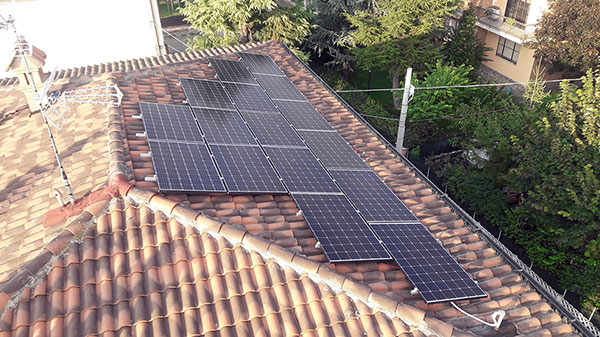 pannelli-solari-installati-sul-tetto-di-una-casa