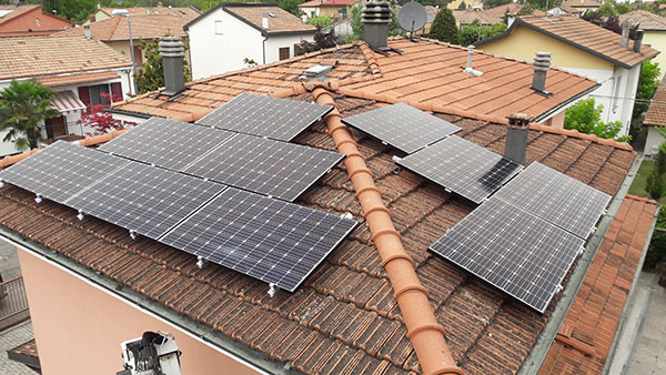 impianto fotovoltaico civile 10 pannelli solari installati sul tetto di un abitazione