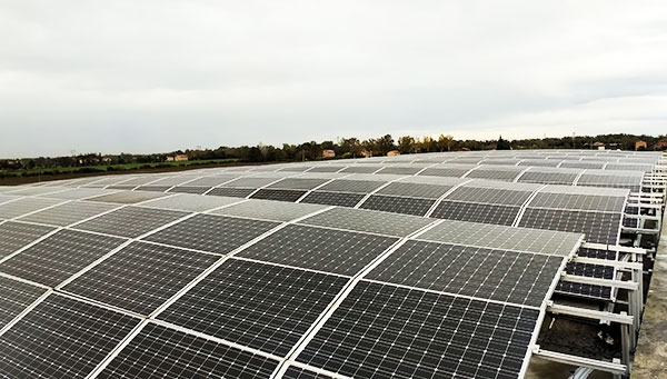 impianto fotovoltaico industriale sul tetto di una fabbrica