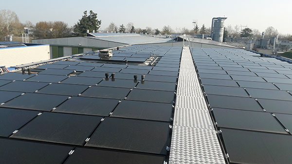 tetto di una fabbrica con pannelli solari pe impianto fotovoltaico industriale