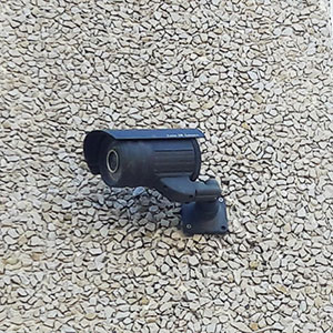 videocamera di sorveglianza installata su una parete esterna di una fabbrica